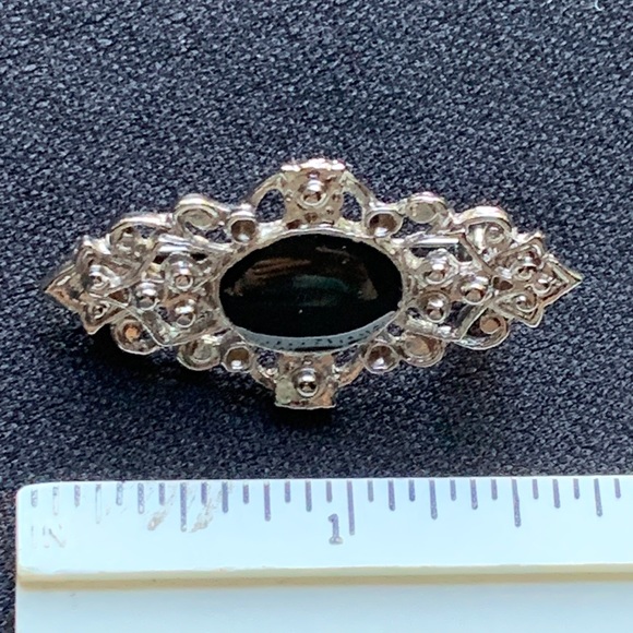 Jewelry - Silver toned filigree brooch